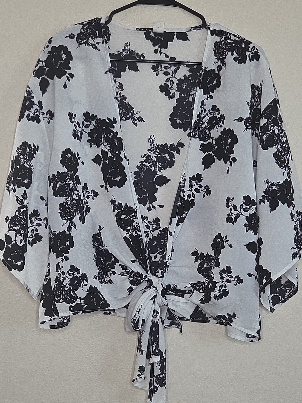 Black & White Floral Women’s Blouse - Elegant Printed Top